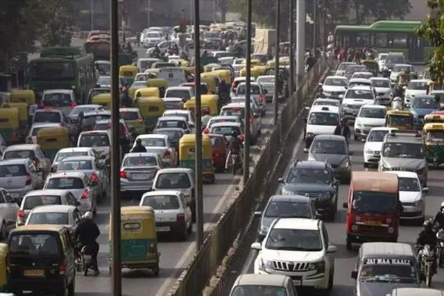 আপ সরকারের নিষেধাজ্ঞার বিরুদ্ধে  বড় হুঁশিয়ারি ট্রাক চালকদের