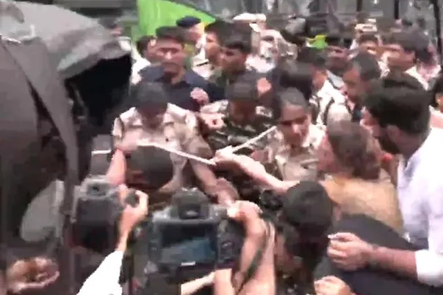 রাস্তায় বসে বিক্ষোভ প্রিয়াঙ্কার