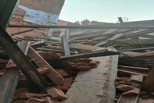 বিল্ডিংয়ের ধ্বংসাবশেষে আটকে তিনজন