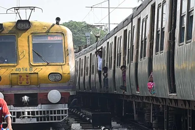 শিয়ালদহ শাখায় চলবে অতিরিক্ত ১৬ জোড়া ট্রেন