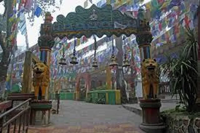 পাহাড়ের দরজায়