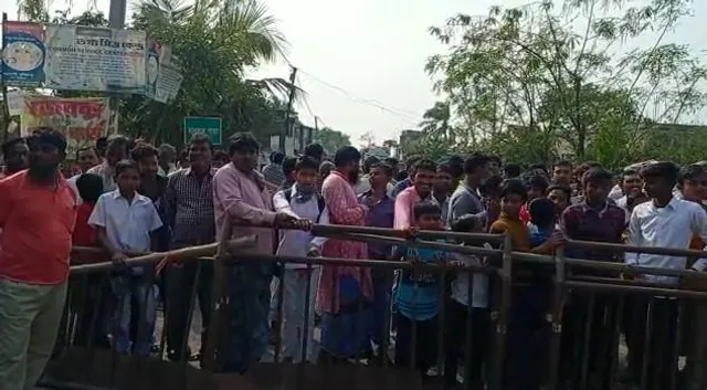 রাস্তার দাবিতে রাজ্য সড়ক অবরোধ করে বিক্ষোভ স্থানীয়দের