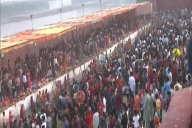 দিল্লির ঘাটে ঘাটে ছট পুজোর ভিড়