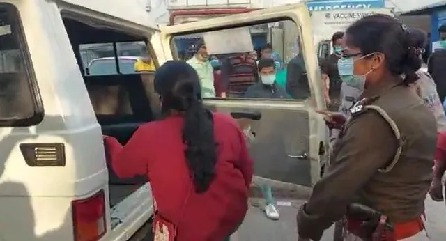 ভ্যাকসিন নেওয়ার সময় মোবাইলে ছবি তোলা নিয়ে বিবাদ হাসপাতালে