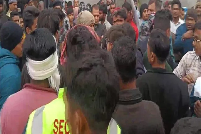 স্কুল ছাত্রীকে পিষে দিল ট্রাক, আগুন লাগিয়ে বিক্ষোভ স্থানীয়দের