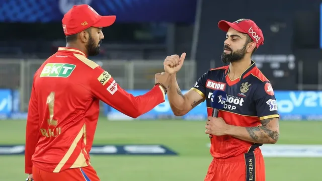 টসে জিতে প্রথম ব্যাট করার সিদ্ধান্ত নেন ব্যাঙ্গালোর