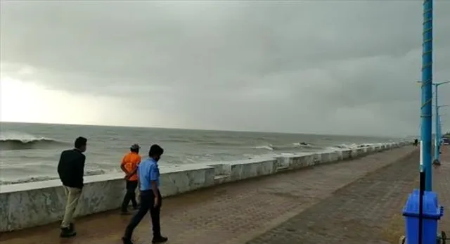 দীঘাতে প্রবল ঝড়ো হাওয়া ও বৃষ্টি, দেখুন ভিডিও