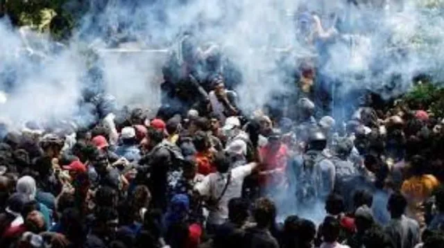 শ্রীলঙ্কায় পুলিশ-বিক্ষোভকারীদের সংঘর্ষ, হতাহত ৮৫