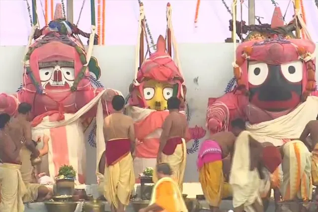 পুরীতে জগন্নাথ দেবের স্নানযাত্রার অনুষ্ঠানে ভক্ত সমাগম