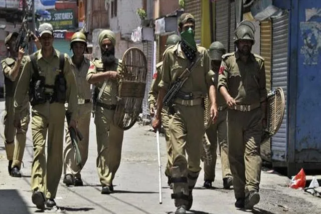 শ্রীনগরে পুলিশকে লক্ষ্য করে গুলি