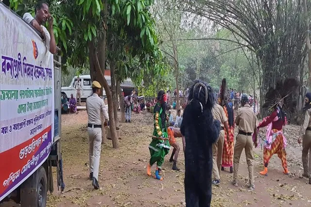 শিকার আটকাতে ছৌ নৃত্যের মাধ্যমে সচেতনতা প্রচার