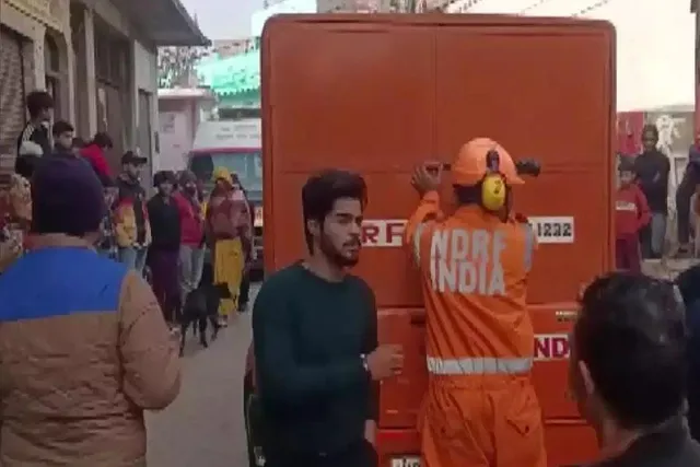 খেলতে খেলতে ৪ ফুট গভীর কুয়োর পড়ে গেল ৬ বছরের শিশু