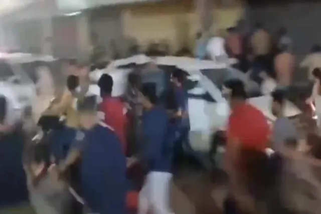 হায়দ্রাবাদে ফের বিক্ষোভ, আগুন জ্বালিয়ে বিক্ষোভ চলাকালীন লাঠিচার্জ পুলিশের - দেখুন ভাইরাল ভিডিও