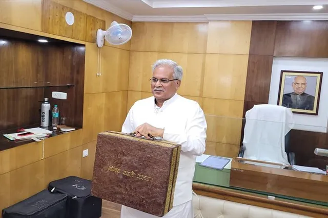 গোবরের তৈরি ব্রিফকেস নিয়ে বিধানসভায় হাজির মুখ্যমন্ত্রী