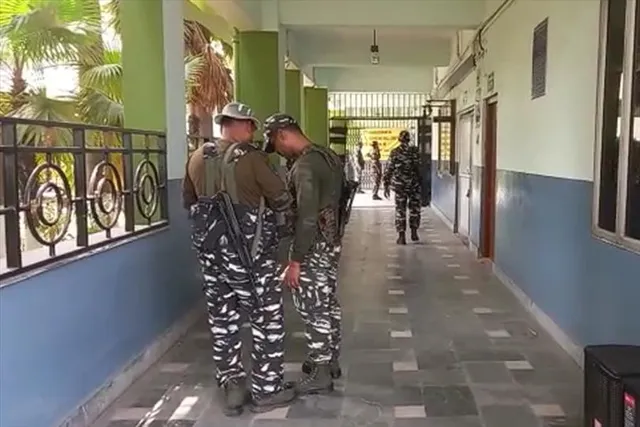 কড়া নিরাপত্তায় ইভিএম মেশিন