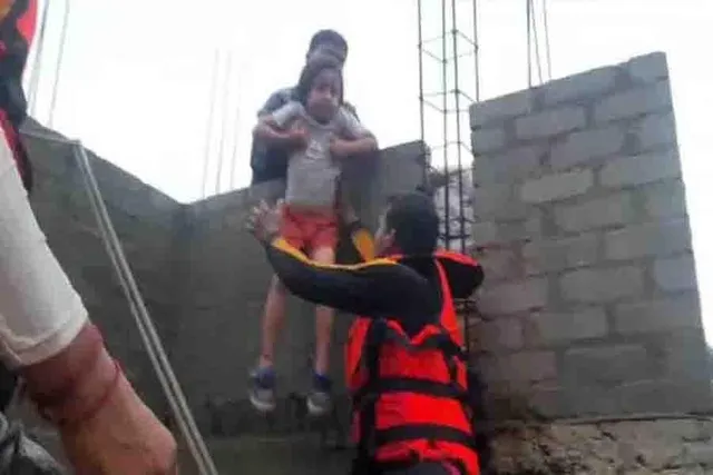 জলবন্দি মানুষদের উদ্ধারে সিভিল ডিফেন্স দল