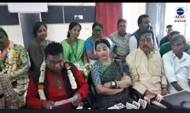 সাংবাদিক সম্মেলনে জুন মালিয়া ও অজিত মাইতি