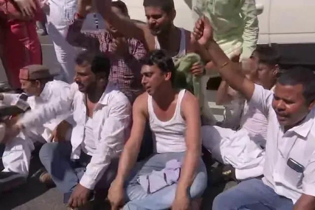 রাবড়ি দেবীর বাসভবনে সিবিআই হানার প্রতিবাদে আরজেডি কর্মীদের বিক্ষোভ