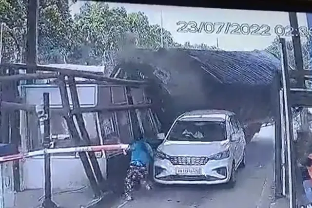 প্রাণের তোয়াক্কা না করে কর্মীকে উদ্ধার করলেন যুবতী