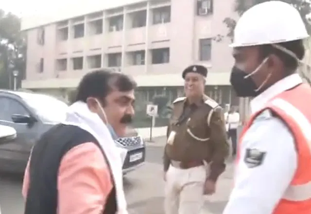 'এসপি ডিএমদের জন্য আমাকে আটকাবে? আমিই সরকার', ভাইরাল মন্ত্রীর কীর্তি