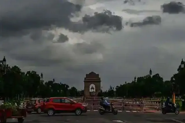 বৃষ্টিস্নাত রাজধানীতে বজ্রঝড় সহ বৃষ্টির পূর্বাভাস