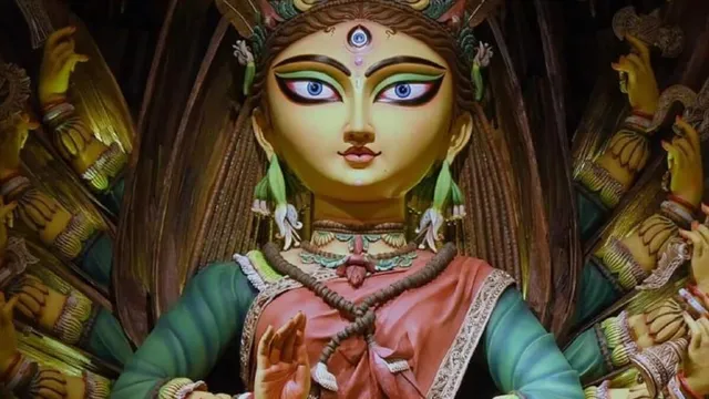 চেতলা অগ্রণীর মণ্ডপে মানুষের ঢল