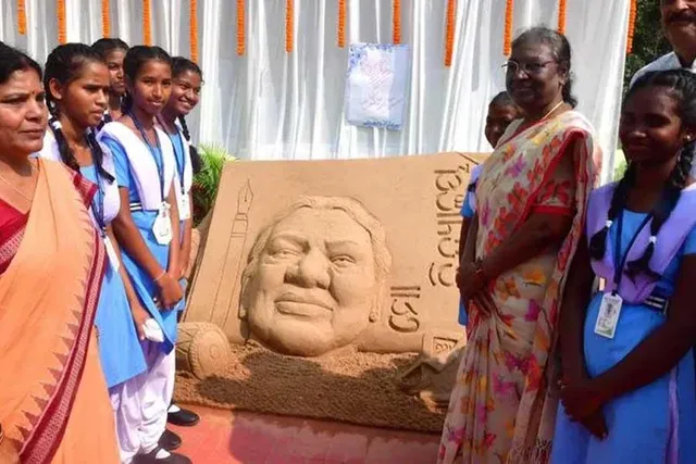 হোস্টেলে গিয়ে আবেগপ্রবণ হয়ে পড়লেন রাষ্ট্রপতি মুর্মু