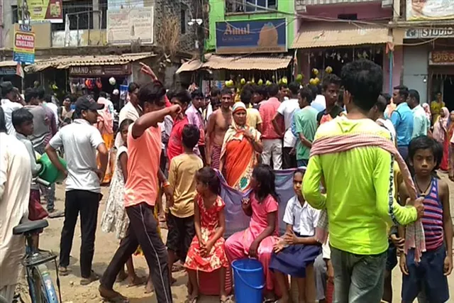 বারাবনির দোমহানিতে পানীয় জলের দাবিতে পথ অবরোধ স্থানীয়দের