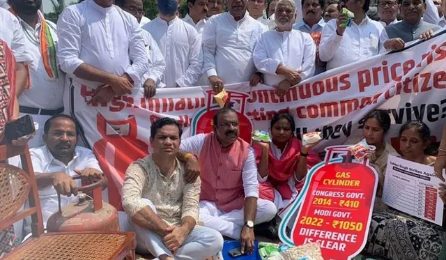 নিয়ম ভেঙে ফের প্ল্যাকার্ড হাতে বিক্ষোভ কংগ্রেসের, দুপুর অবধি মুলতুবি সংসদের অধিবেশন