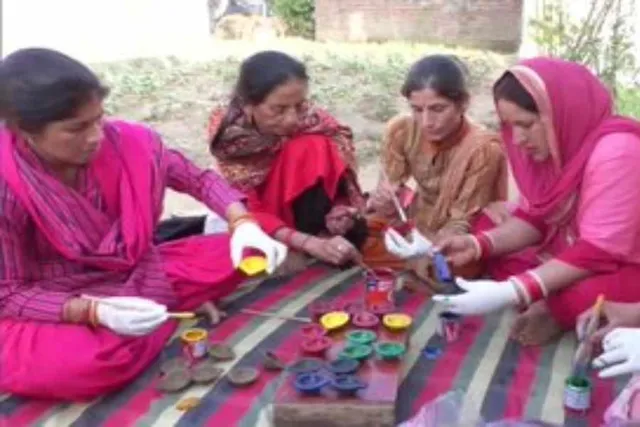 পরিবেশ বান্ধব প্রদীপ তৈরী করে চমক