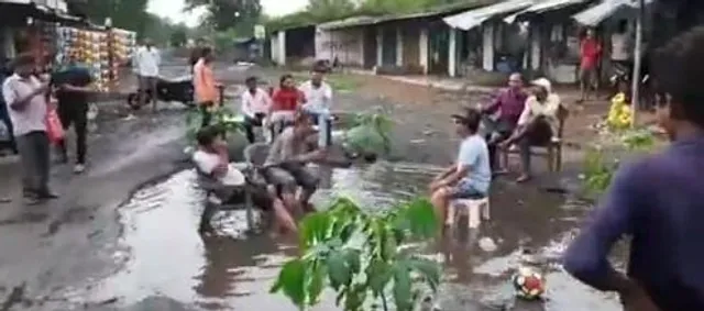 মধ্যপ্রদেশের রাস্তায় বড় বড় গর্ত, তার মাঝে বসে সৈকতের মজা
