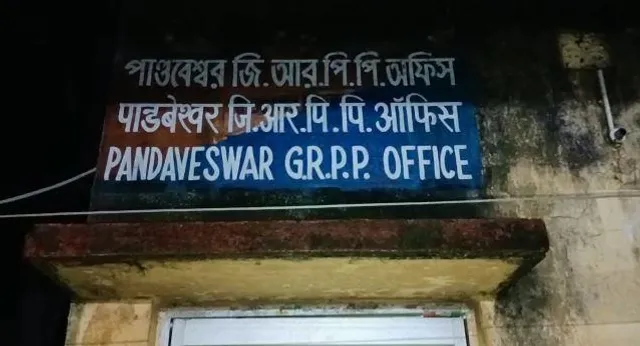 ট্রেন থেকে পড়ে যাওয়া ব্যাগ ও মোবাইল উদ্ধার করে ফেরত দিল রেল পুলিশ