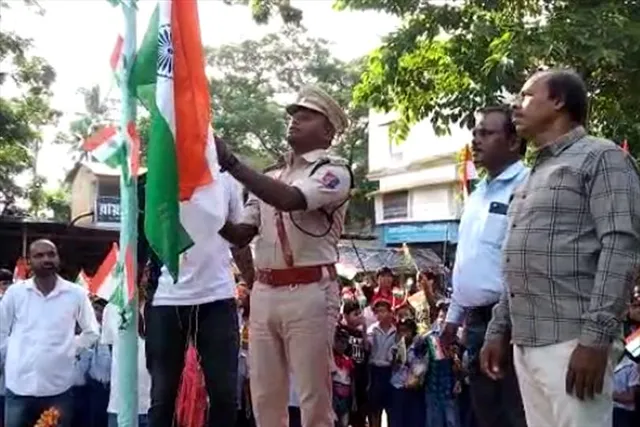 স্বাধীনতা দিবসে পতাকা উত্তোলন করলেন এসডিপিও
