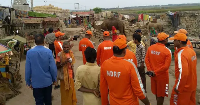 কোমরে দড়ি বেঁধে গ্রামবাসীদের উদ্ধার এনডিআরএফ-এর