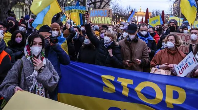 যুদ্ধ রুখতে রাজপথে শতশত মানুষের প্রার্থনা, দেখুন ভিডিও