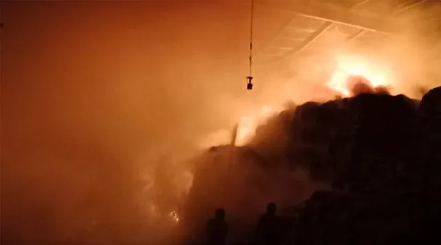 গভীররাতে বর্ধমানে ভোজ্য তেলের কারখানায় বিধ্বংসী আগুন