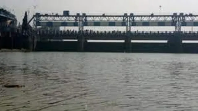 দুর্গাপুর ব্যারেজে ভেসে এল মহিলার পচাগলা দেহ