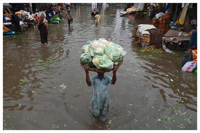 পাকিস্তানের বন্যাতে প্রাণ হারিয়েছে প্রায় ১৫০০ লোক