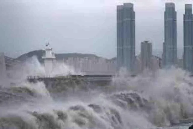 দক্ষিণ কোরিয়ায় টাইফুন, জলের স্রোতে ভাসছে গাড়ি- দেখুন ভয়াবহ ভিডিও