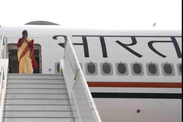 লন্ডনের উদ্দেশ্যে রওনা দিলেন রাষ্ট্রপতি দ্রৌপদী মুর্মু