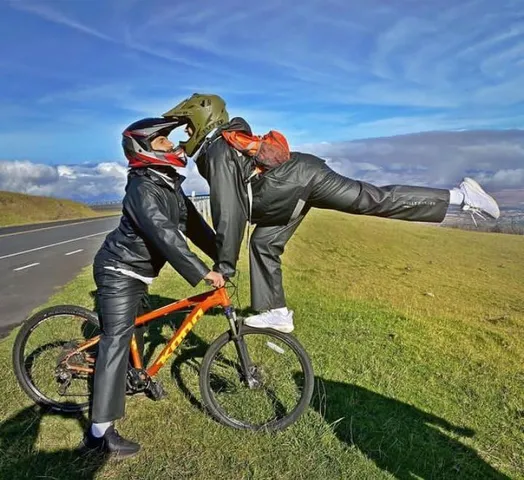 প্রকাশ্যে চুম্বন! দীপিকার সঙ্গে সেই ছবি ভাগ করলেন রণবীর সিং