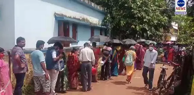লম্বা লাইনে জনতা