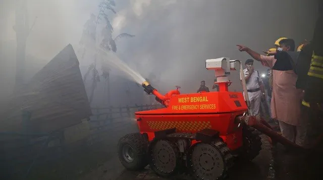 এখনও আগুন নেভেনি গার্ডেনরিচে