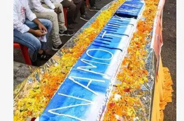 প্রধানমন্ত্রীর জন্মদিনে 'বিগ' চমক বিজেপির, কাটা হল ৭১ ফুটের লম্বা কেক