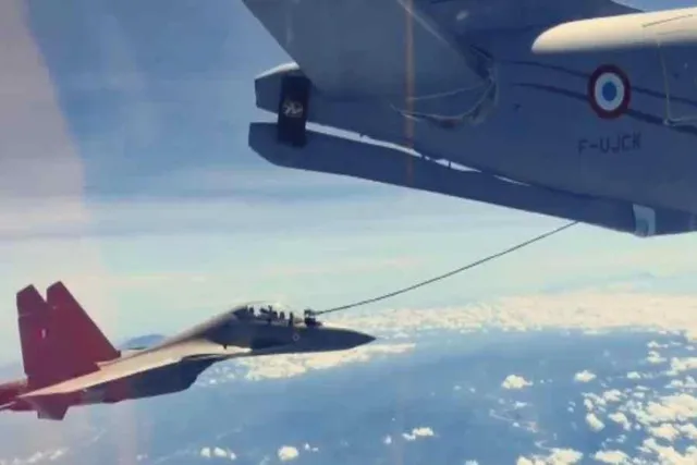 ফরাসি ট্যাঙ্কার বিমানকে মধ্য আকাশে জ্বালানি সরবরাহ ভারতীয় যুদ্ধ বিমানের- দেখুন অসাধারণ ভিডিও