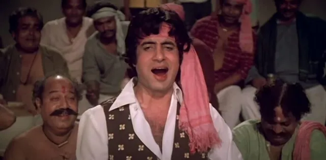 এই আইকনিক গানে অমিতাভ বচ্চন 'কপি' করেছেন ছেলে অভিষেকের ডান্স মুভস