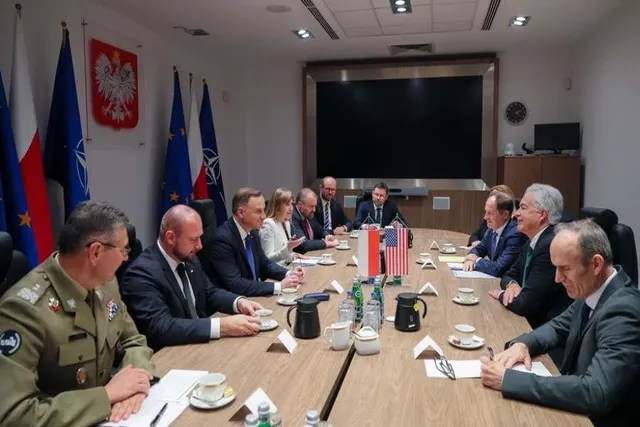 মার্কিন সিআইএ পরিচালকের সঙ্গে দেখা করলেন পলিশ রাষ্ট্রপতি