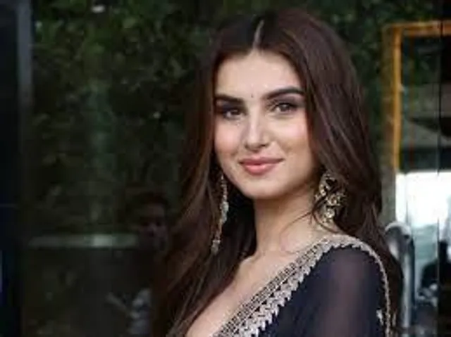 ট্রেন্ডিং এ এল তারা সুতারিয়ার নতুন স্টাইল স্টেটমেন্ট