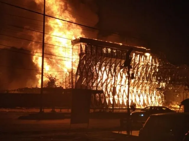 রাজৌরি গার্ডেন অগ্নিকান্ড, ঘটনাস্থলে  দমকলের ২০টি ইঞ্জিন