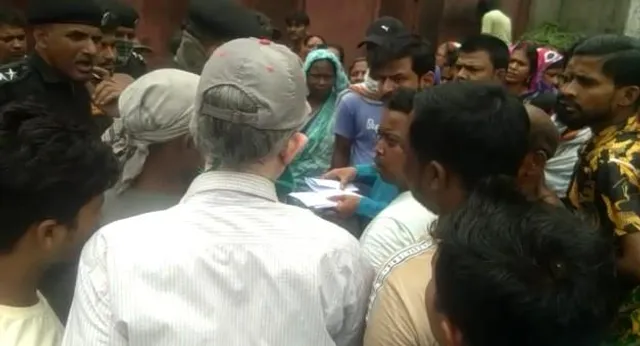 চাকরির দাবিতে কারখানার গেটের সামনে বিক্ষোভ স্থানীয়দের